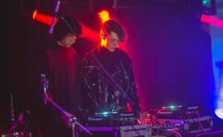 A.G. Cook (A la derecha, junto a Sophie) A.G. Cook, PC Music